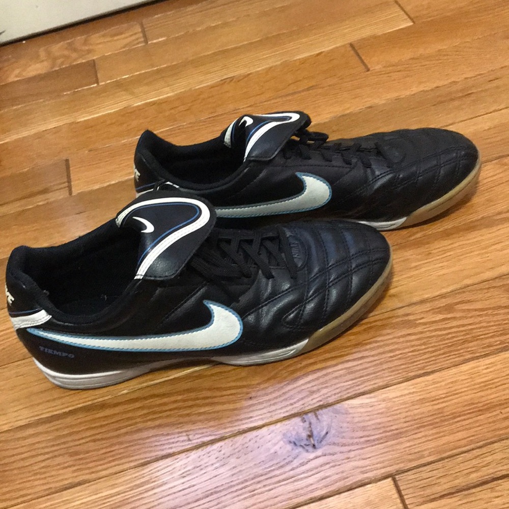 Indoor soccer shoes